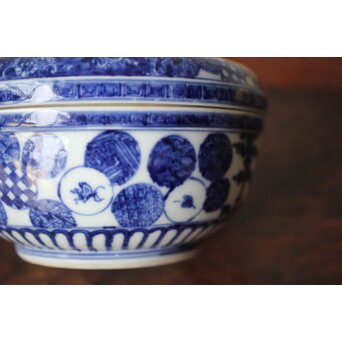 清水七兵衛 祥瑞意 染付蓋物　P479 