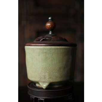 中国陶磁 明代 紫檀意蓋台 三足青磁香炉　P487 