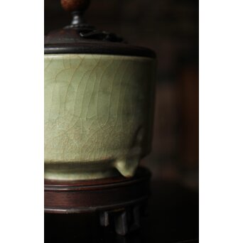 中国陶磁 明代 紫檀意蓋台 三足青磁香炉　P487 