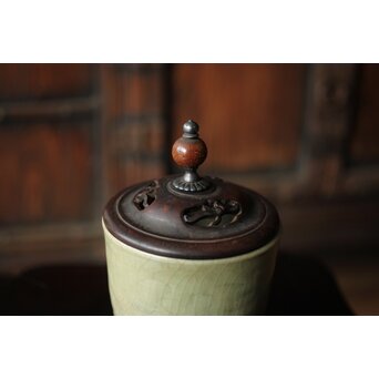 中国陶磁 明代 紫檀意蓋台 三足青磁香炉　P487 