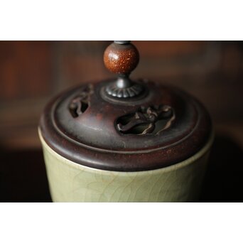 中国陶磁 明代 紫檀意蓋台 三足青磁香炉　P487 