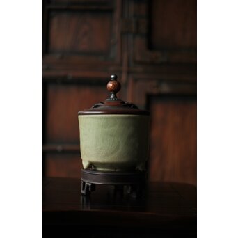 中国陶磁 明代 紫檀意蓋台 三足青磁香炉　P487