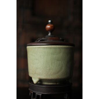 中国陶磁 明代 紫檀意蓋台 三足青磁香炉　P487 