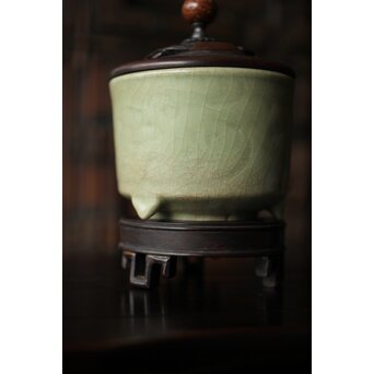 中国陶磁 明代 紫檀意蓋台 三足青磁香炉　P487 