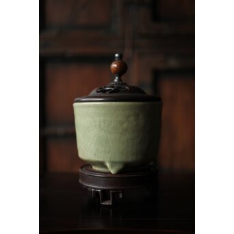 中国陶磁 明代 紫檀意蓋台 三足青磁香炉　P487 