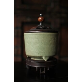 中国陶磁 明代 紫檀意蓋台 三足青磁香炉　P487 