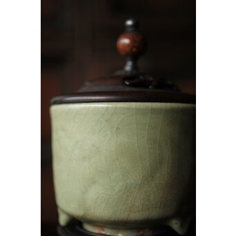 中国陶磁 明代 紫檀意蓋台 三足青磁香炉　P487 