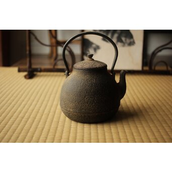 金寿堂 蓋裏在印 総鉄長閑型平手 鉄瓶　M421 