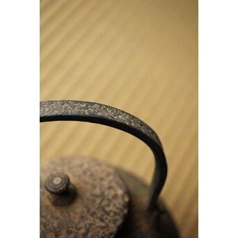 金寿堂 蓋裏在印 総鉄長閑型平手 鉄瓶　M421 