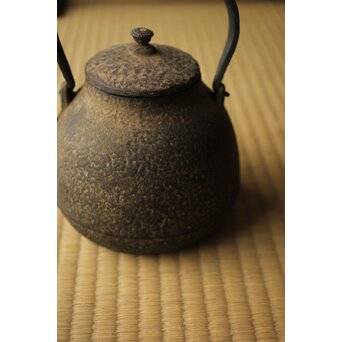 金寿堂 蓋裏在印 総鉄長閑型平手 鉄瓶　M421 