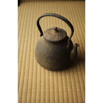 金寿堂 蓋裏在印 総鉄長閑型平手 鉄瓶　M421 