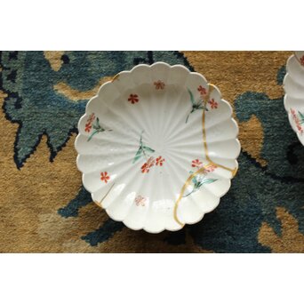 柿右衛門白磁 陽刻菊形5寸皿 2枚1組　P498 