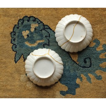 柿右衛門白磁 陽刻菊形5寸皿 2枚1組　P498 