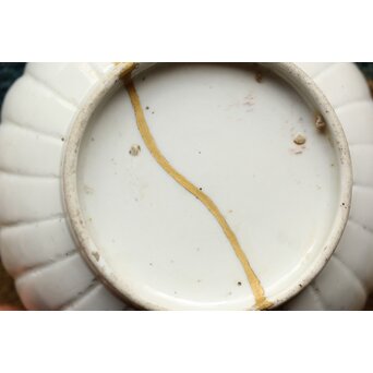 柿右衛門白磁 陽刻菊形5寸皿 2枚1組　P498 