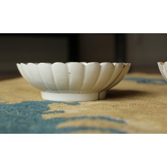 柿右衛門白磁 陽刻菊形5寸皿 2枚1組　P498 