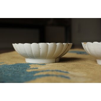 柿右衛門白磁 陽刻菊形5寸皿 2枚1組　P498 