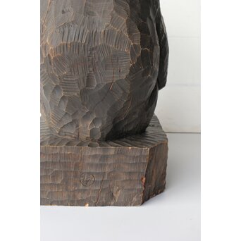 宮本理三郎 チンパンジー 木彫置物　X565 