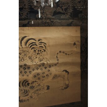 伝 狩野山楽 光頼 龍表装 紙本 虎図 額装　Z568 