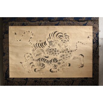 伝 狩野山楽 光頼 龍表装 紙本 虎図 額装　Z568 
