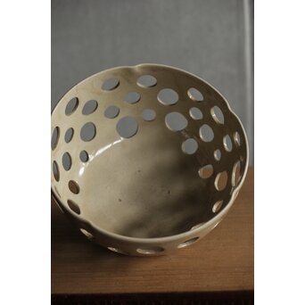 大野鈍阿 仁清白釉円孔透鉢　P524 