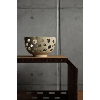 大野鈍阿 仁清白釉円孔透鉢　P524 