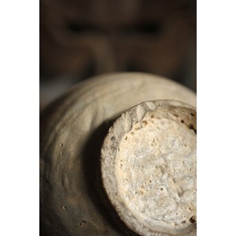 李朝初期 粉青沙器 輪線象嵌 塩筍壺　P536 