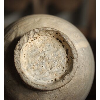 李朝初期 粉青沙器 輪線象嵌 塩筍壺　P536 