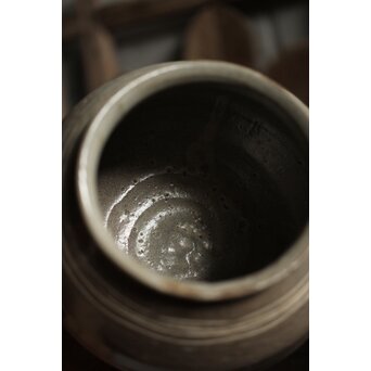 李朝初期 粉青沙器 輪線象嵌 塩筍壺　P536 