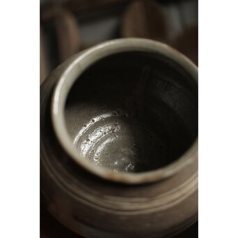 李朝初期 粉青沙器 輪線象嵌 塩筍壺　P536 