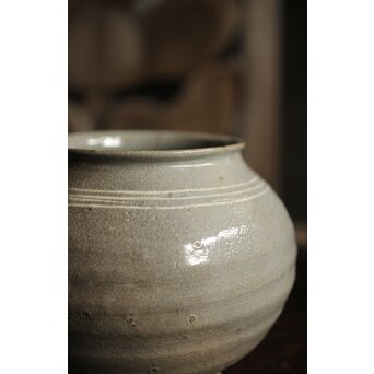 李朝初期 粉青沙器 輪線象嵌 塩筍壺　P536 