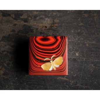 石川確治 堆漆彫漆【胡蝶】香合　Q379 