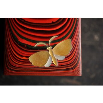 石川確治 堆漆彫漆【胡蝶】香合　Q379 