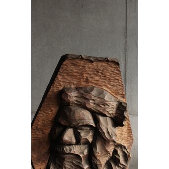 間見谷喜文 アイヌ彫刻 木彫エカシ像壁掛　X591 