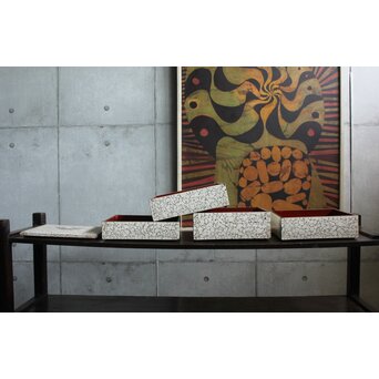 卵殻張重箱　Q385 