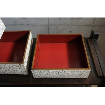 卵殻張重箱　Q385 