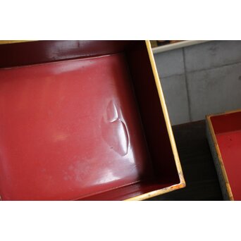 卵殻張重箱　Q385 