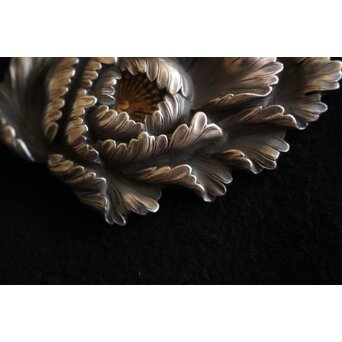 春芳作 銀 花彫金 ブローチ/帯留　M459 