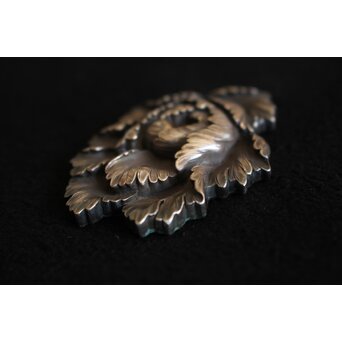 春芳作 銀 花彫金 ブローチ/帯留　M459 