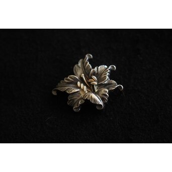 光利作 銀 花彫金 帯留　M460