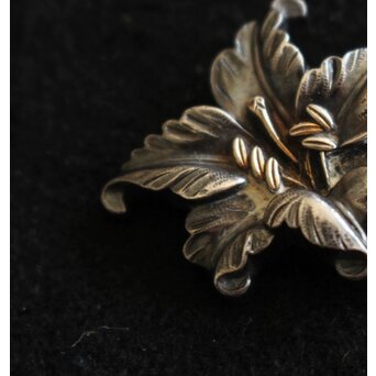 光利作 銀 花彫金 帯留　M460 