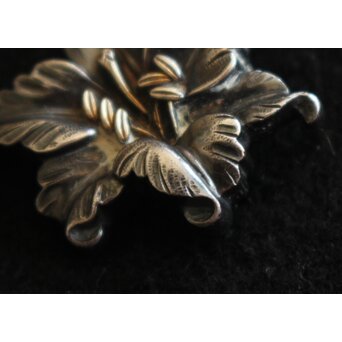 光利作 銀 花彫金 帯留　M460 