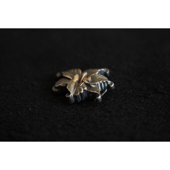 光利作 銀 花彫金 帯留　M460 
