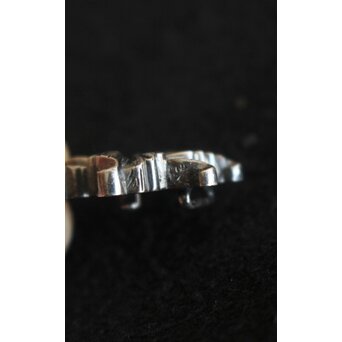 光利作 銀 花彫金 帯留　M460 