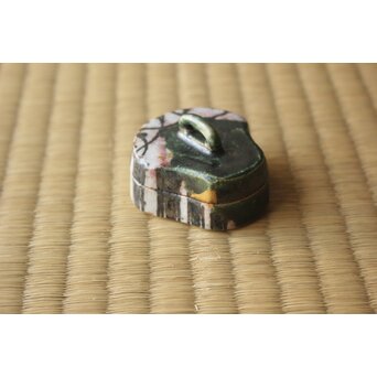 湖東焼 安居石香軒旧蔵品同手 お福形/織部写香合　P626
