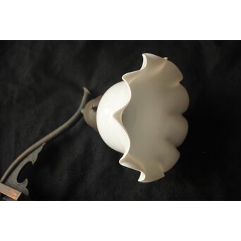 ひらひらシェードのブラケット照明　A557 