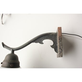 ひらひらシェードのブラケット照明　A557 