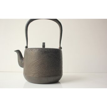 金沢鶴斎 南部 秋草紋鉄瓶　M486 