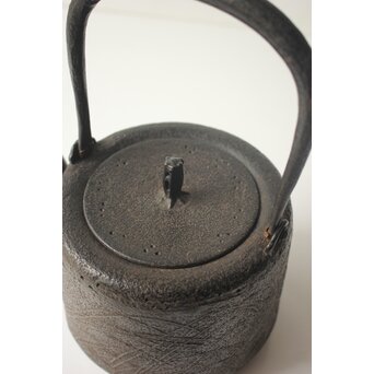 金沢鶴斎 南部 秋草紋鉄瓶　M486 