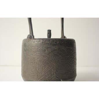 金沢鶴斎 南部 秋草紋鉄瓶　M486 