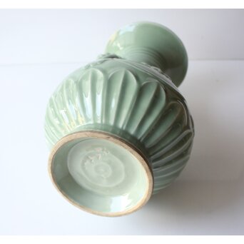 加藤渓山 天龍寺青磁 龍耳不遊環 牡丹唐草彫刻 花瓶 共箱　P639 